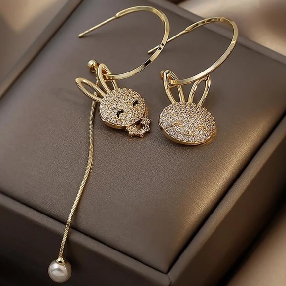 🐇 Adorable Mismatched Bunny Rabbit Faux Pearl Rhinestone Hoops 🐰 - Picture 1 of 3